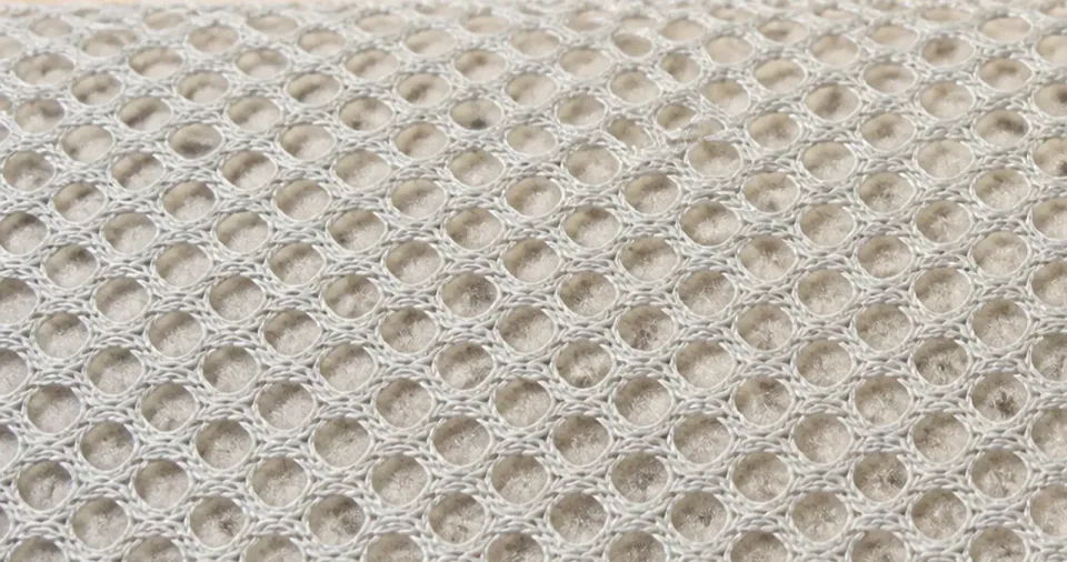 Поверхность 3D-сетки сверху: ровные ячейки, сквозь которые видны нити-стойки